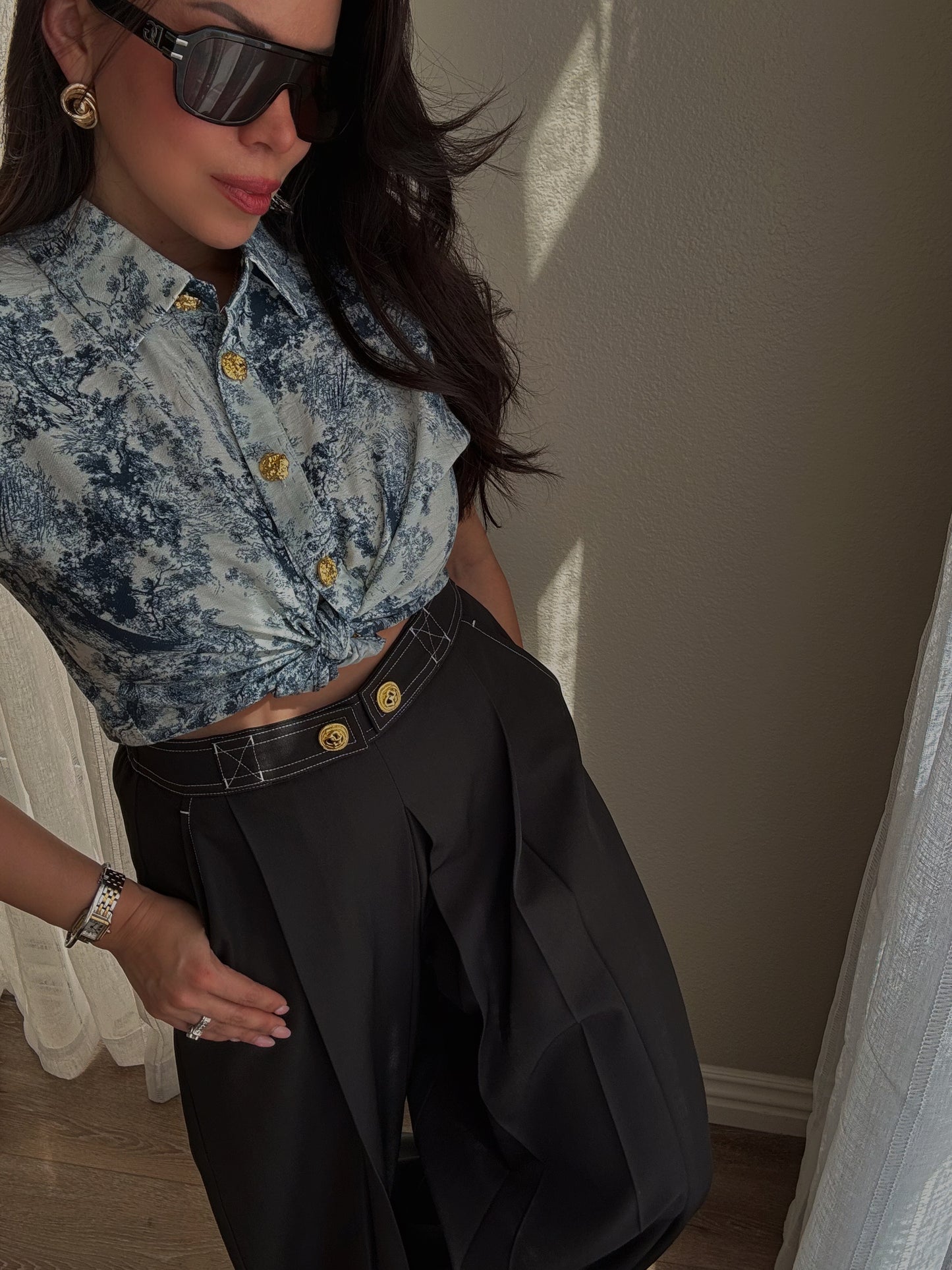 outfit mujer blusa elegante azul con pantalón negro