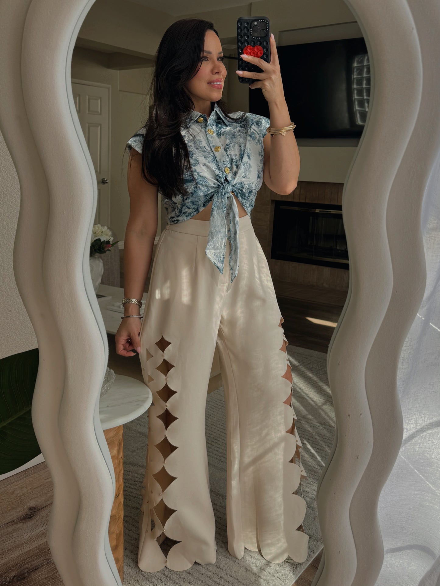 pantalón elegante mujer color crema con diseño cutout lateral moderno