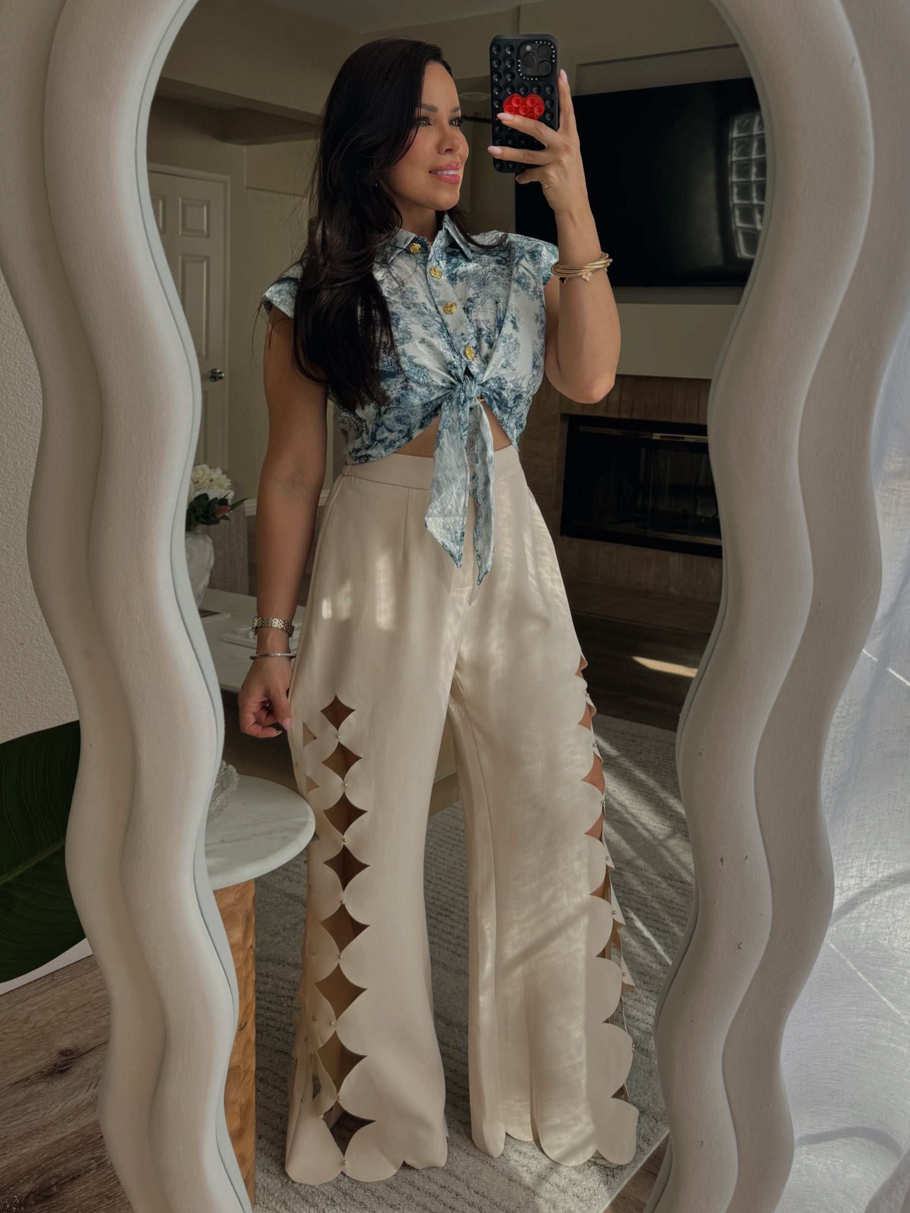 pantalón elegante mujer color crema con diseño cutout lateral moderno