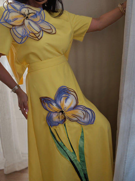 conjunto elegante mujer amarillo con aplicación floral grande estilo atelier