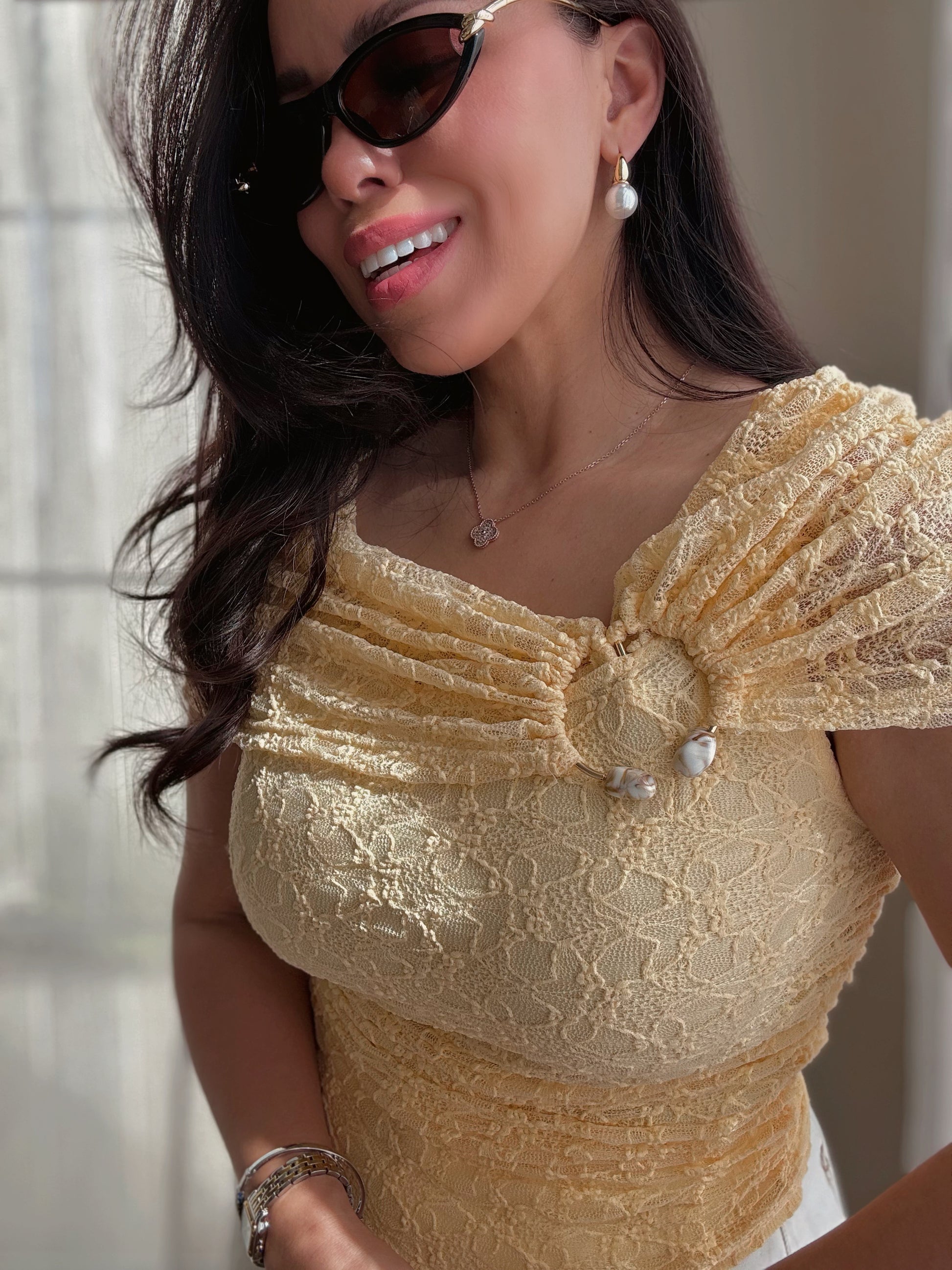 top encaje elegante mujer con broche decorativo