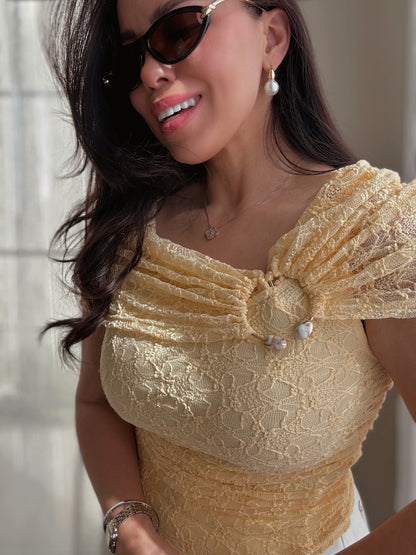 top encaje elegante mujer con broche decorativo