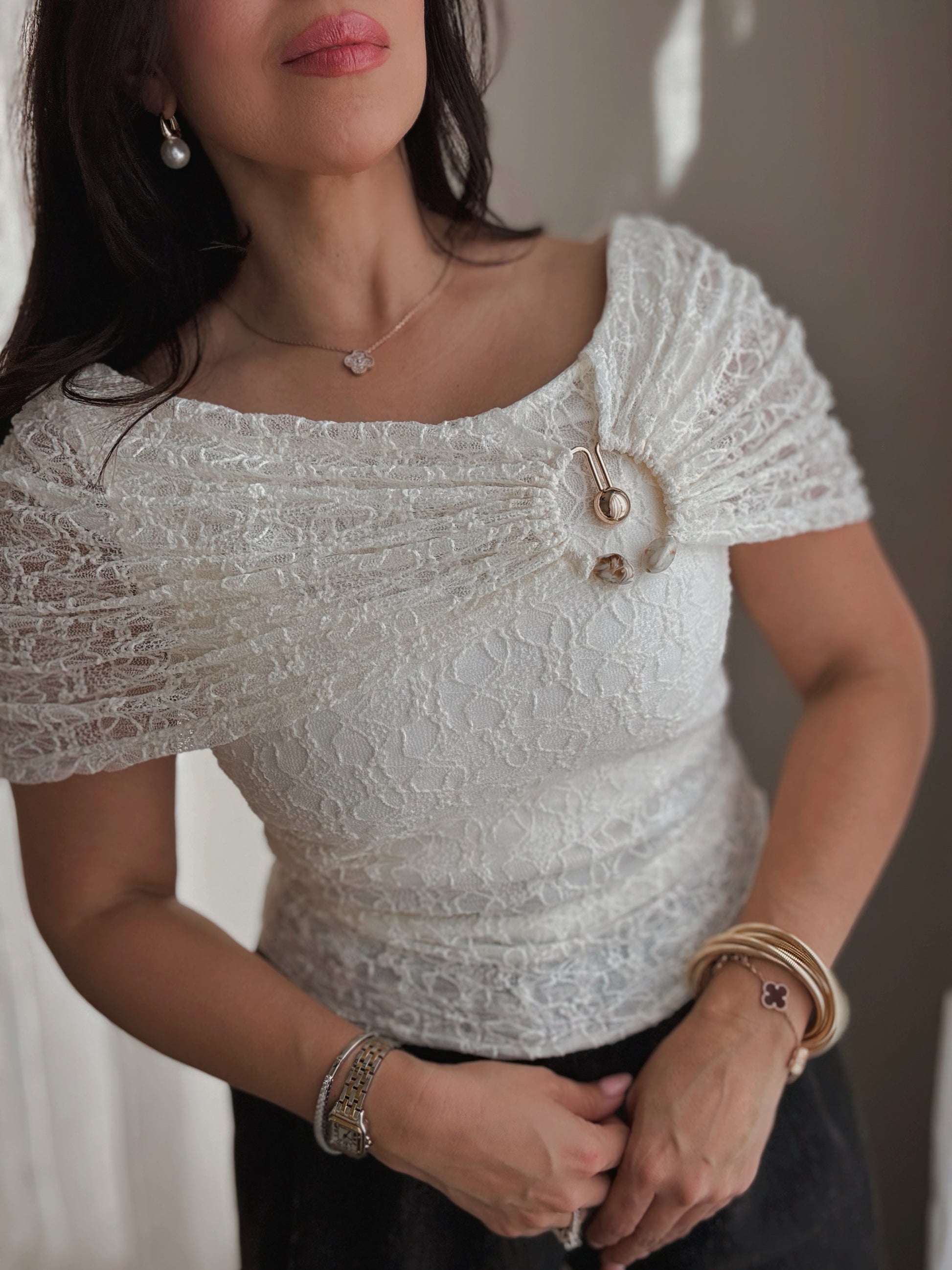 aurora lace statement top encaje off shoulder elegante