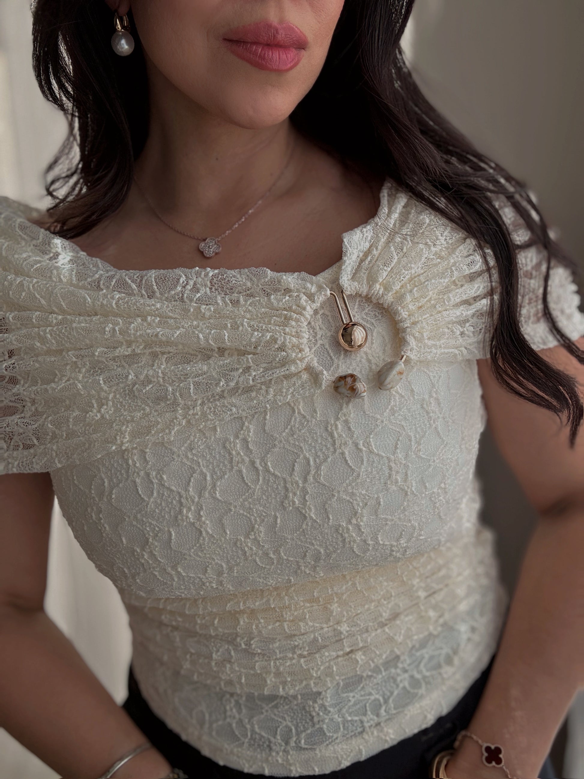 top encaje elegante mujer con broche decorativo