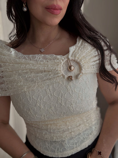 top encaje elegante mujer con broche decorativo